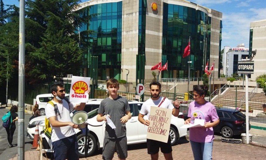Shell önünde protesto: 'Fosil yakıtları tarihten sileceğiz'