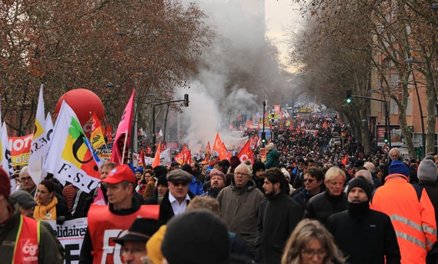 Fransa'daki grev ve protestoların ikinci gününde büyük katılım