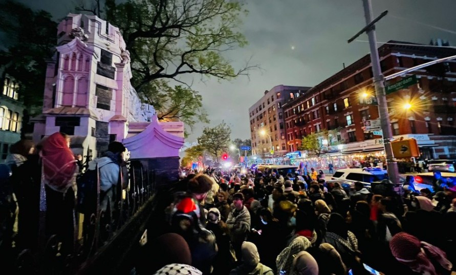 New York Şehir Üniversitesi Çalışanları kampüs baskınına grevle yanıt verdi
