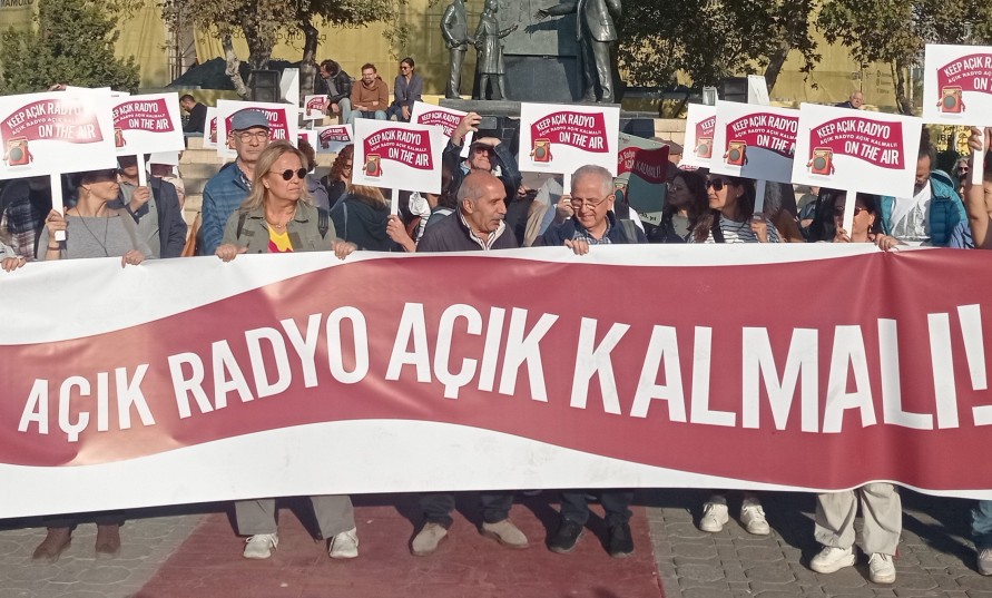 Açık Radyo kapatıldı, yaşasın Apaçık Radyo!