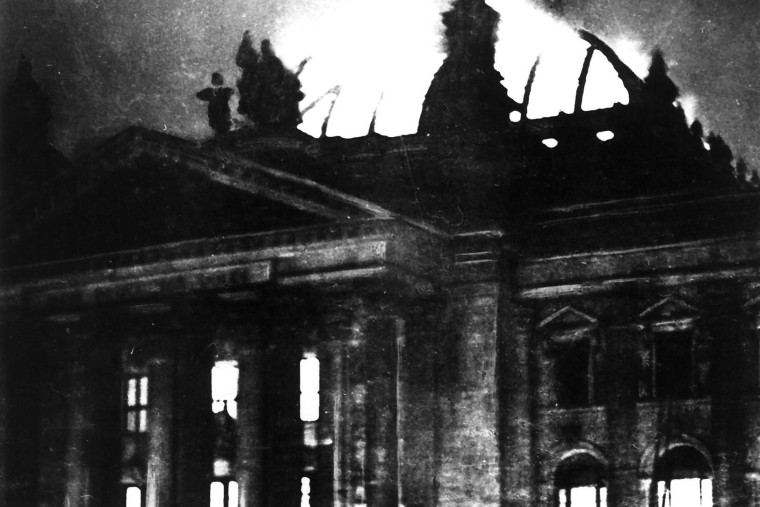 1933_Reichstagsbrand_Hitler_1610-760x507
