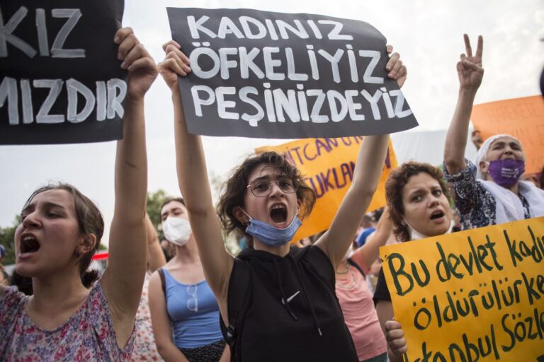 223352393-06-kadin-eylemi-kadikoy-6