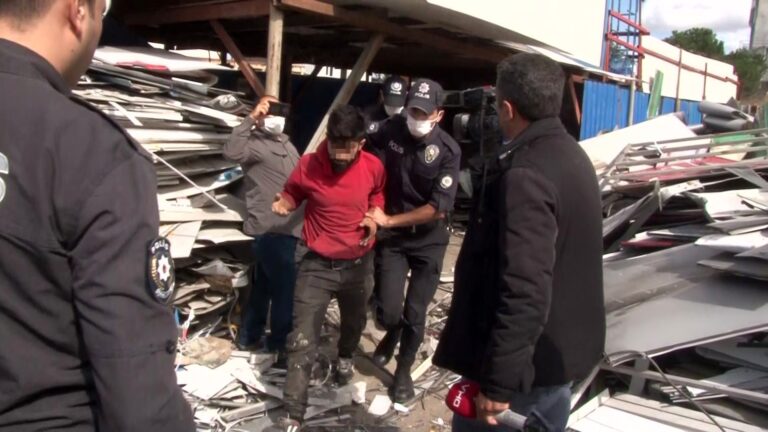 ÜMRANİYE'DE KAĞIT TOPLAYICILARI İLE POLİS ARASINDA 'TAŞLI' ARBEDE POLİS, KENDİLERİNE TAŞ ATAN KAĞIT TOPLAYICILARINA BİBER GAZI İLE MÜDAHALE ETTİ