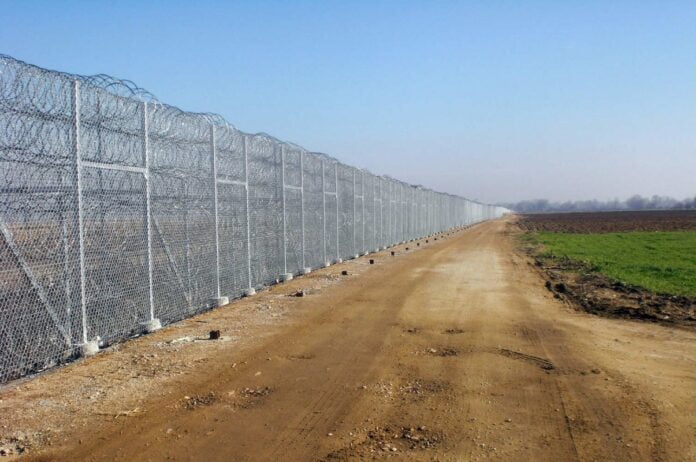 Fence-near-the-Greek-Turkish-border-in-the-region-of-Evros-696x462
