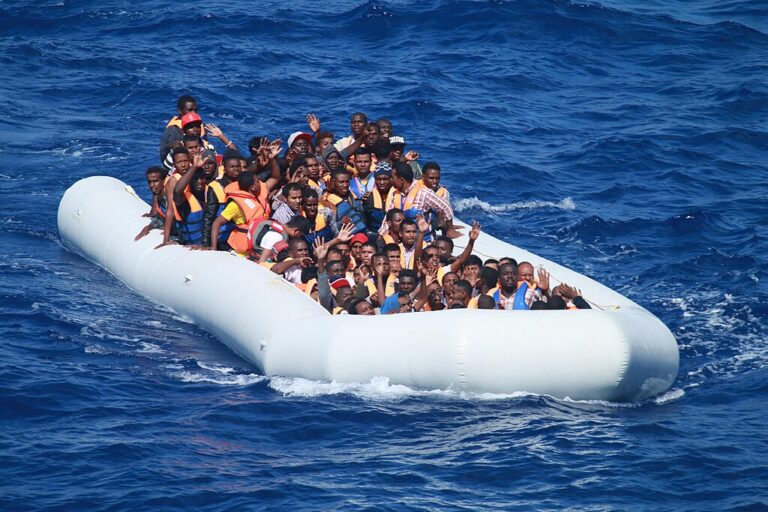 Inflatable_boat_carrying_migrants_approaching_USS_Carney_DDG-64_in_the_Mediterranean_160729-N-EU999-004