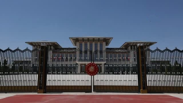 cumhurbaskanligi-kulliyesi-erdogan-muhabirler-7511172_x_o-1