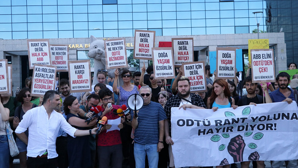 original-odtulu-ogrencilerden-abb-onunde-yol-protestosu-n-9879485-IREV