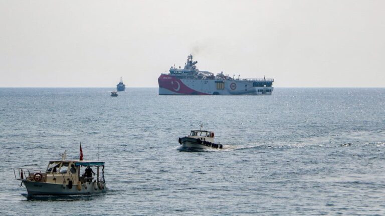 oruc-reis-antalya-limanindan-ayrildi_4982_dhaphoto1-1024x576