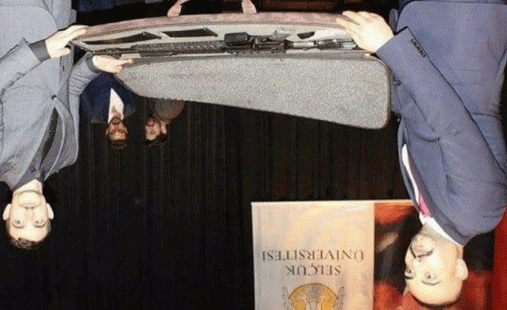 selcuk_universite_sindeki_etkinlikte_skandal_hediye_uzun_namlulu_silahlar_h70664_e1258