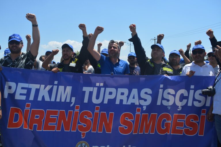 TÜPRAŞ'IN ALİAĞA RAFİNERİSİ'NDE İŞÇİLER EYLEMDE