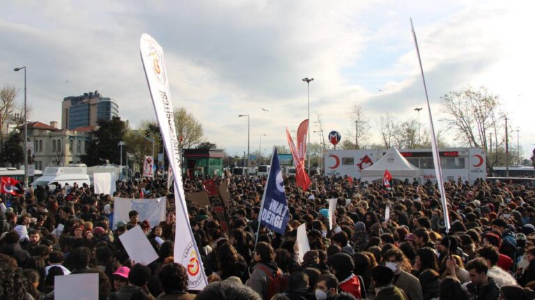 ogrenciler-mucadeleye-devam-ediyor-genclik-dayanisma-sahnesi-kadikoy-de