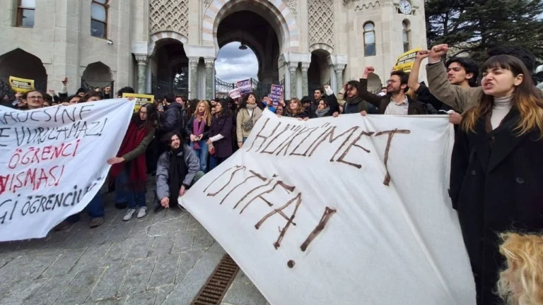 imamoglu-icin-ogrenciler-ayakta-9-ilde-20ye-yakin-universitede-eylemler-suruyor-lwcx_cover