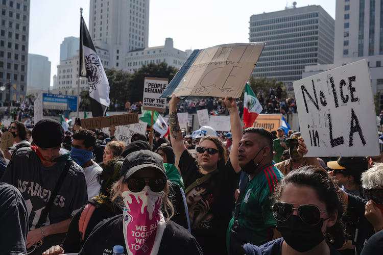 los-angeles-protests-03-gty-jef-250610_1749557386602_hpMain (1)