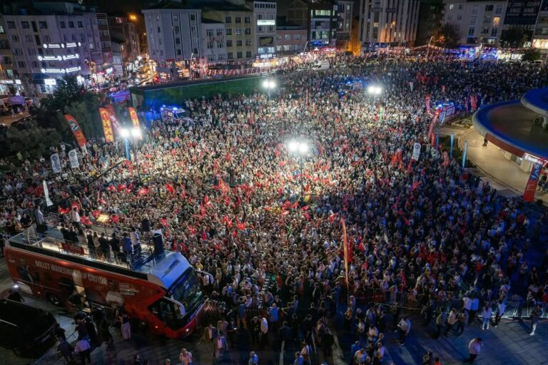 Zeytinburnu meydanını dolduran yürekli insanlara teşekkür ediyorum