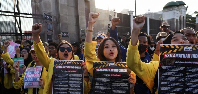 2025-09-04T121653Z_1757005592_RC2XKGAIB25S_RTRMADP_3_INDONESIA-POLITICS-PROTESTS-scaled