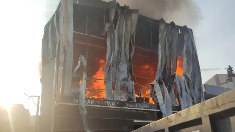 son-dakika-kocaelide-parfum-deposunda-yangin-6-kisi-hayatini-kaybetti-qgkw_cover
