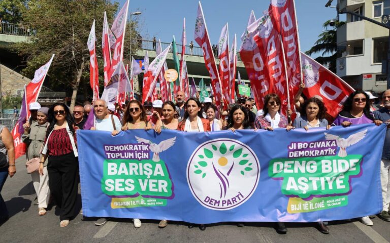 kadikoyde-dunya-baris-gunu-mitingi-savassiz-somurusuz-bir-dunya (1)