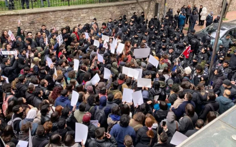 19-mart-protestolari-raporu-yikilan-barikat-korku-duvarini-asti