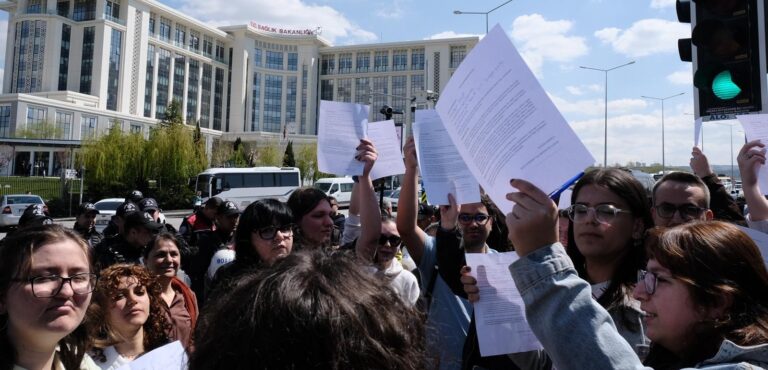 hormon-hakkim-kolektifi-nin-saglik-bakanligi-na-dilekce-vermesine-polis-engeli