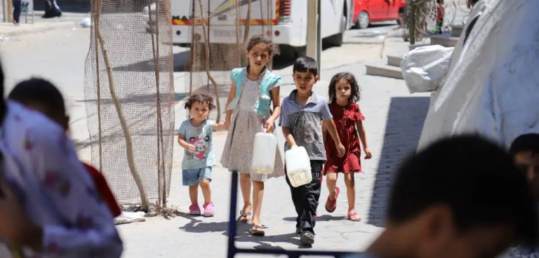 RS4122_Gazan-children-daily-suffering-to-bring-clean-drinking-water