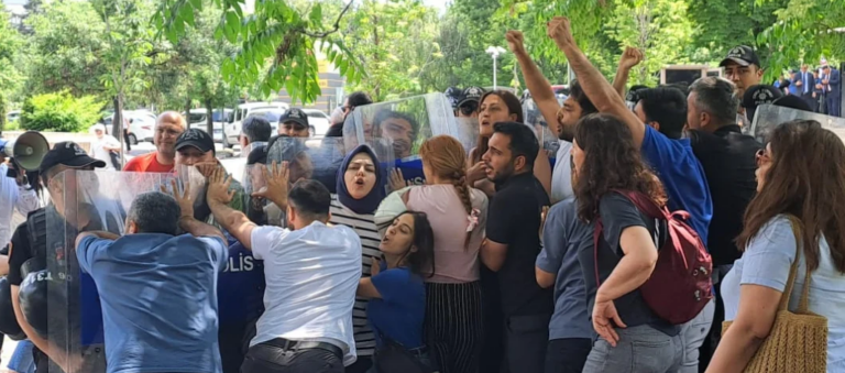 ogretmenlere-meclis-onunde-gozalti-acligi-sectik-hala-sesimizi-duymayanlar-var