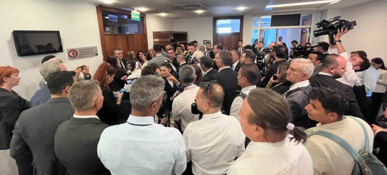 cerceve-yasa-gorusmelerinde-mecliste-yer-krizi-kapilar-acilinca-izdiham-yasandi-4juu