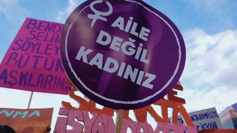 2025-aile-yili-anayasa-esitligi-gormezden-geliyor-mu