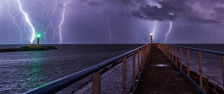 Port_and_lighthouse_overnight_storm_with_lightning_in_Port-la-Nouvelle