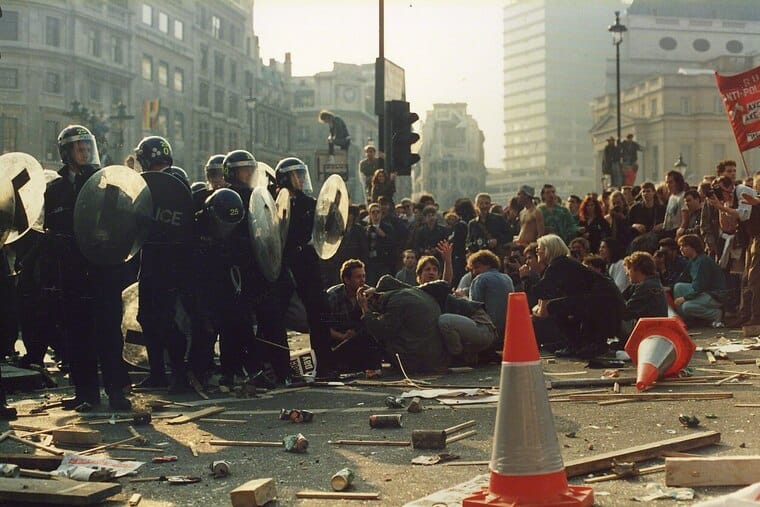 Poll_Tax_Riot_31st_Mar_1990_Trafalgar_Square_-_Police_Pinned_down_cropped